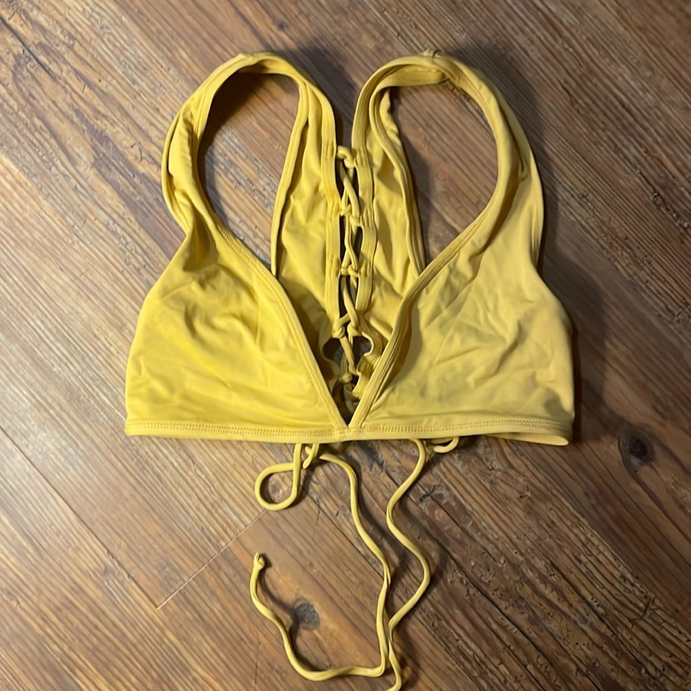 Super cute EUC Yellow bikini top size M